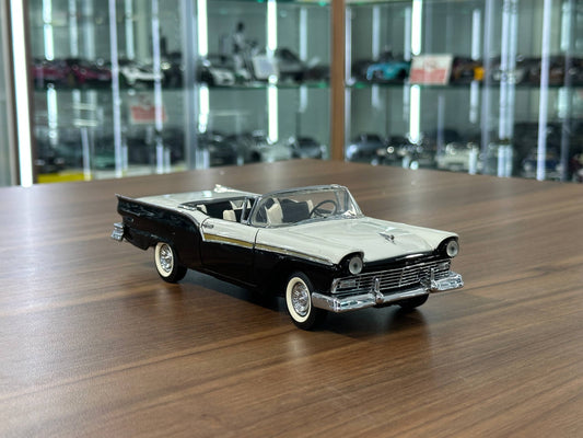 Franklin Mint Ford Fairlane 500 Skyliner 1957 – 1/24 Diecast Black/White Two?Tone