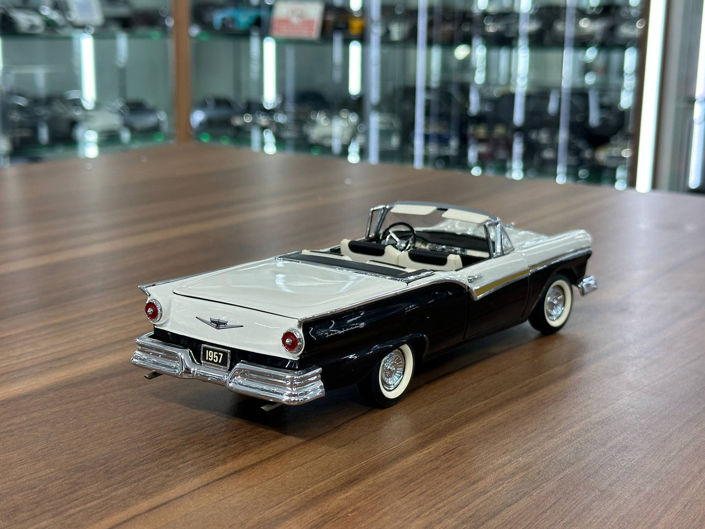 Franklin Mint Ford Fairlane 500 Skyliner 1957 – 1/24 Diecast Black/White Two?Tone