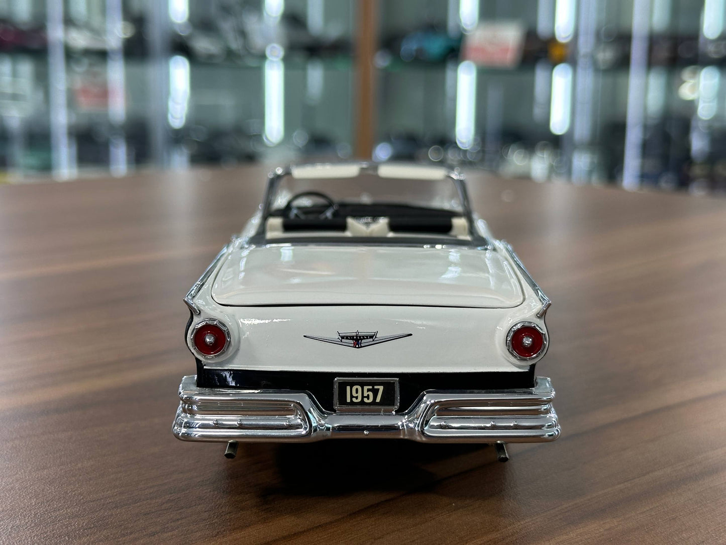 Franklin Mint Ford Fairlane 500 Skyliner 1957 – 1/24 Diecast Black/White Two?Tone