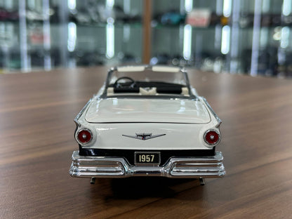 Franklin Mint Ford Fairlane 500 Skyliner 1957 – 1/24 Diecast Black/White Two?Tone