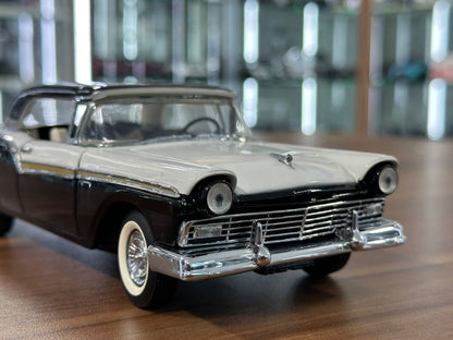 Franklin Mint Ford Fairlane 500 Skyliner 1957 – 1/24 Diecast Black/White Two?Tone