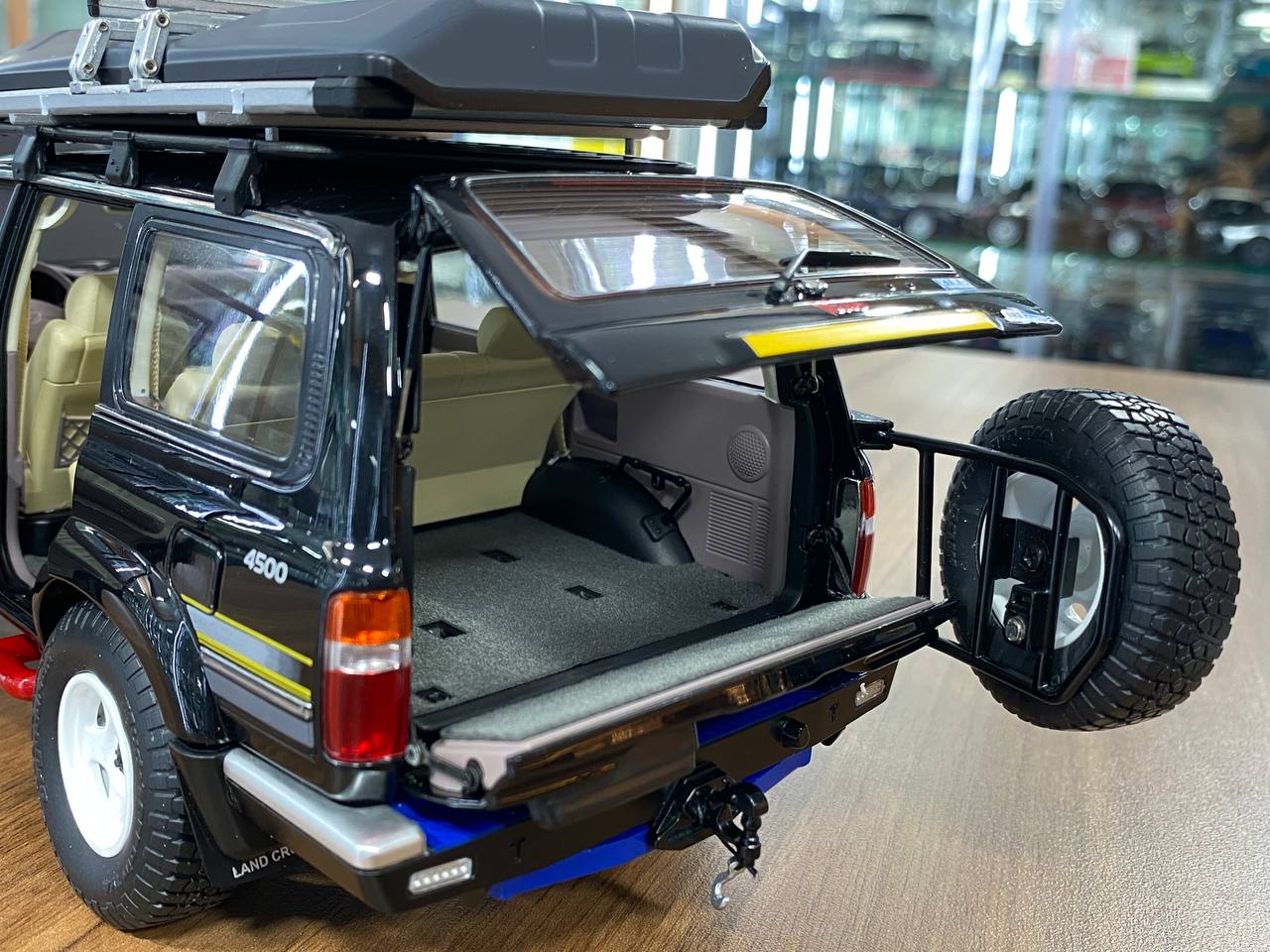 KengFai Toyota Land Cruiser 80 1:18 diecast model in black – full opening collectible for Dubai collectors