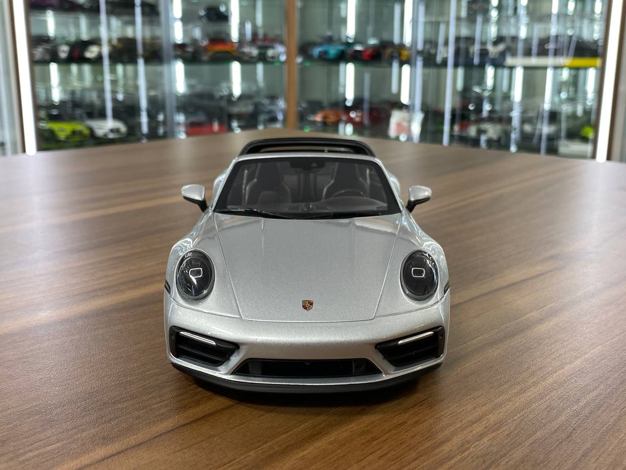 Minichamps Porsche 911 Targa 4 GTS 1:18 diecast model in GT Silver – static collectible for Dubai collectors