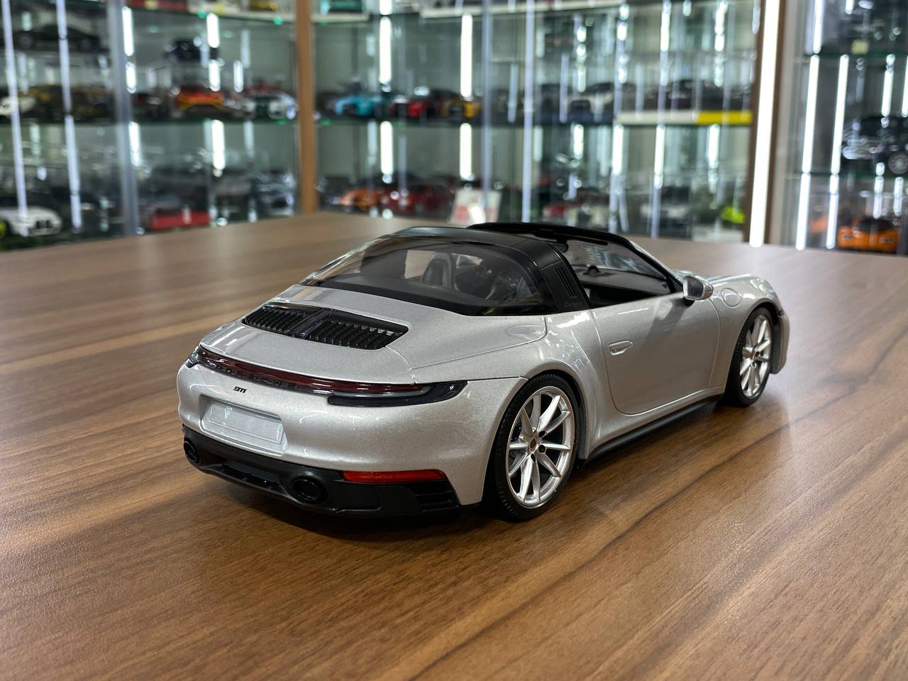 Minichamps Porsche 911 Targa 4 GTS 1:18 diecast model in GT Silver – static collectible for Dubai collectors
