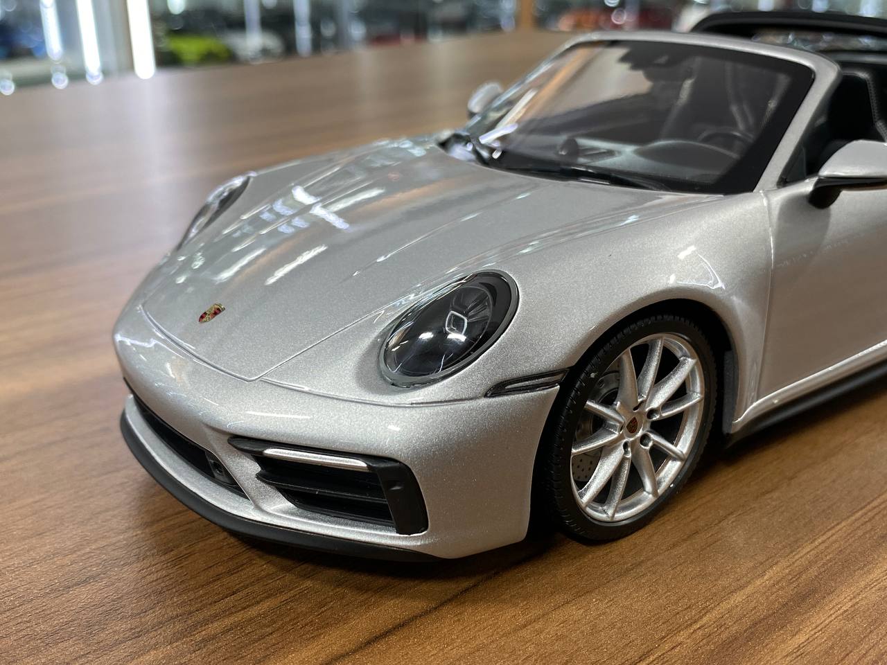 Minichamps Porsche 911 Targa 4 GTS 1:18 diecast model in GT Silver – static collectible for Dubai collectors