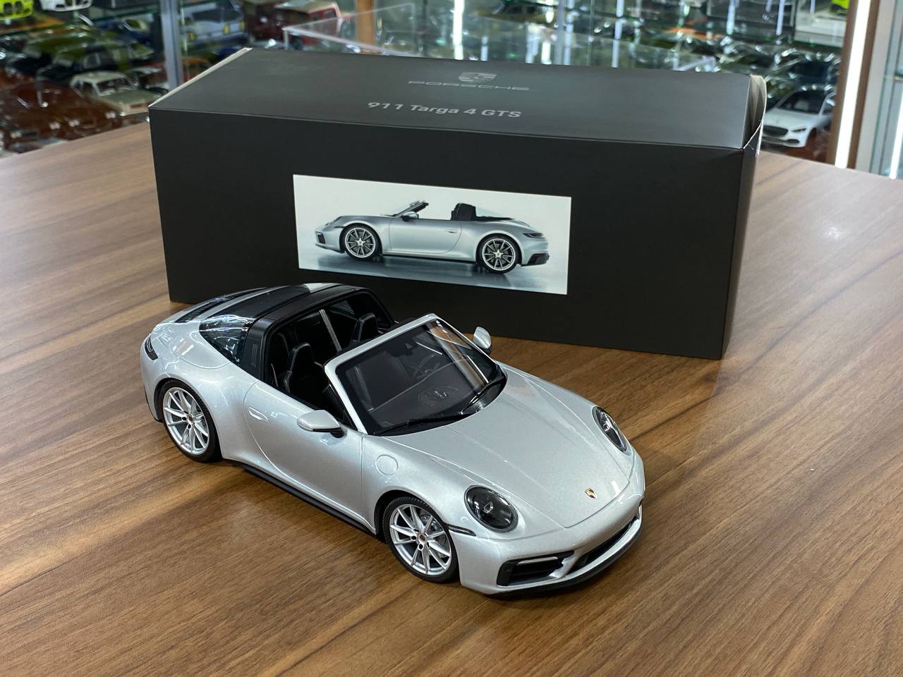1:18 Diecast Model Porsche 911 Targa 4 GTS – GT Silver