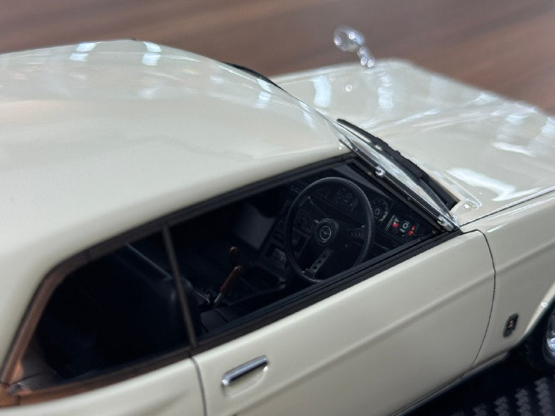 1/18 Resin Ignition Model Nissan Laurel 2000 SGX C130 – White