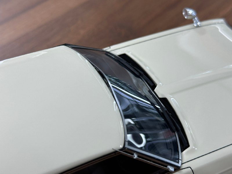 1/18 Resin Ignition Model Nissan Laurel 2000 SGX C130 – White