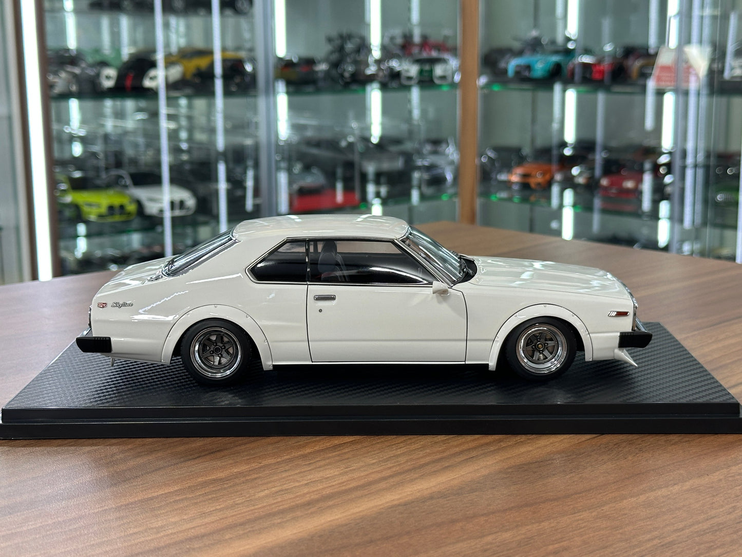1/18 Resin Ignition Model Nissan Skyline 2000 GT-ES C210 – White
