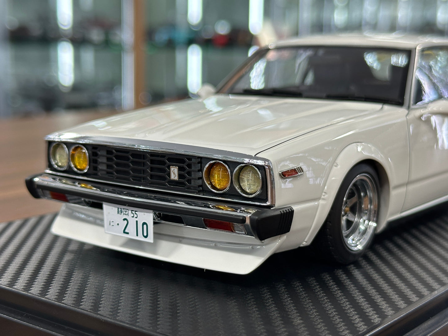 1/18 Resin Ignition Model Nissan Skyline 2000 GT-ES C210 – White