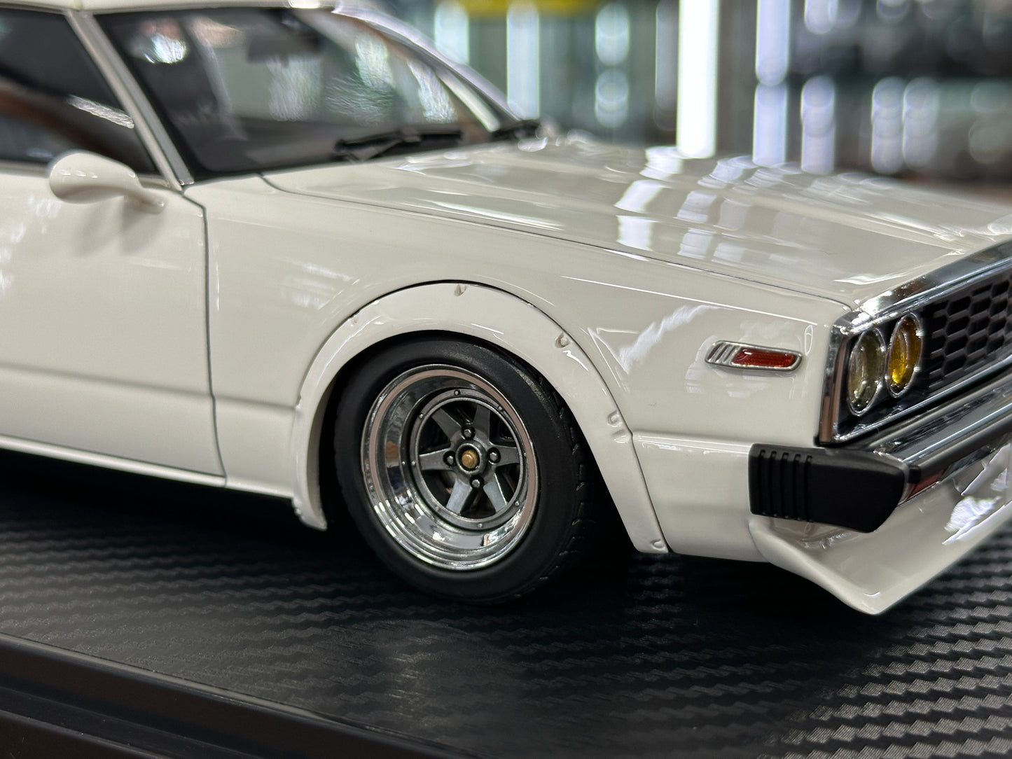 1/18 Resin Ignition Model Nissan Skyline 2000 GT-ES C210 – White