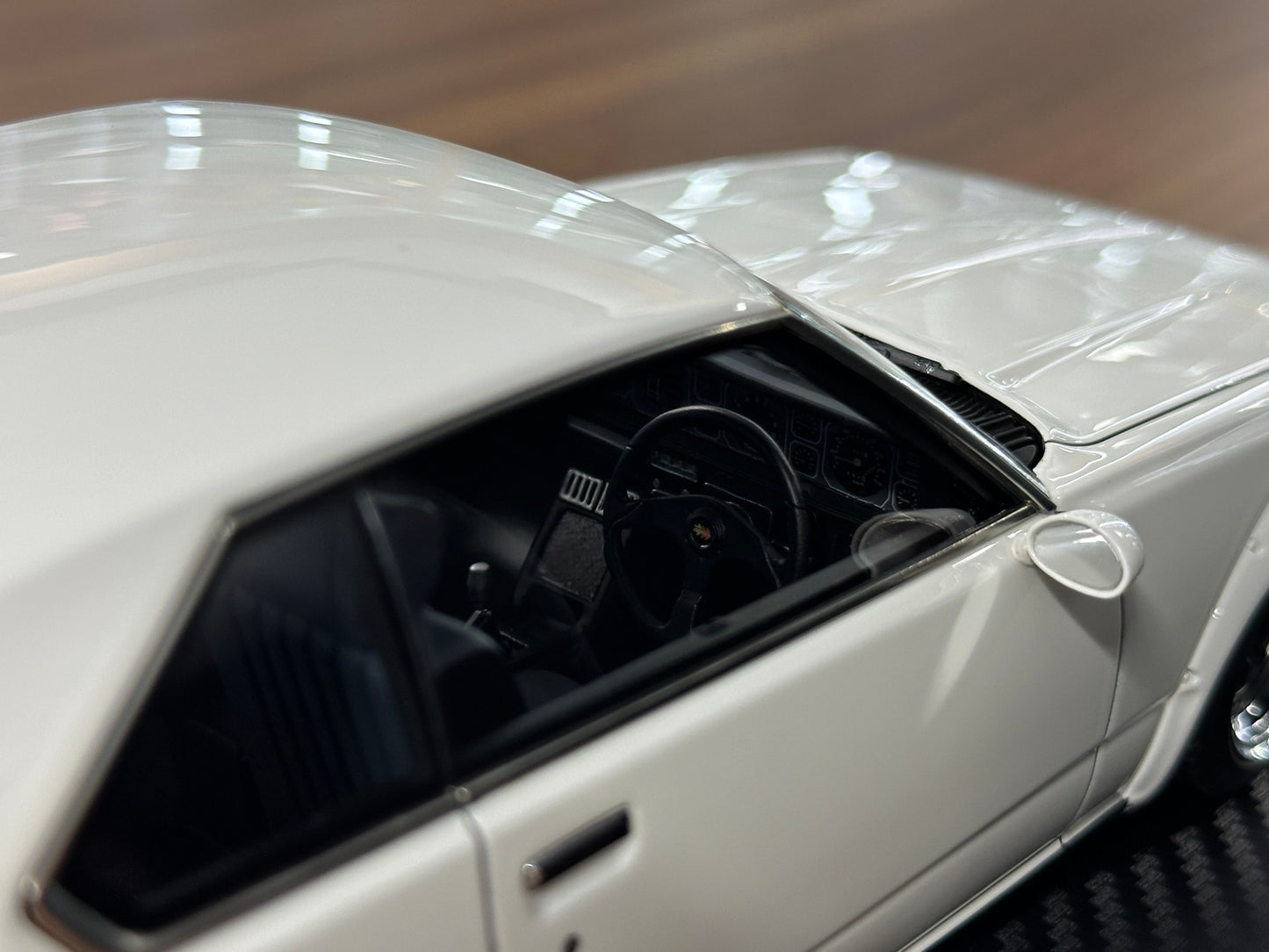 1/18 Resin Ignition Model Nissan Skyline 2000 GT-ES C210 – White