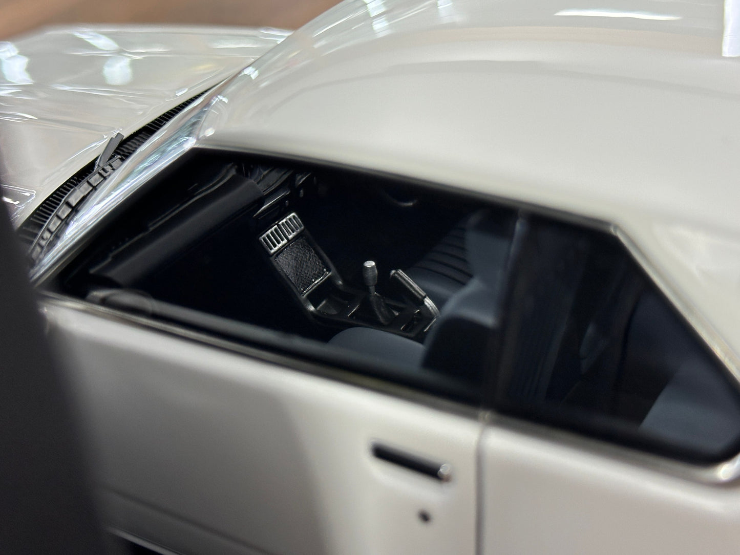 1/18 Resin Ignition Model Nissan Skyline 2000 GT-ES C210 – White