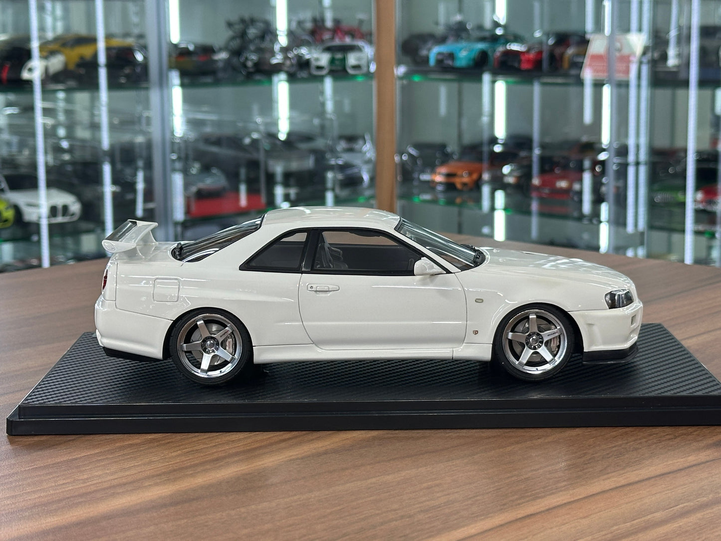 1/18 Resin Ignition Model Nissan Skyline GT-R V-Spec II BN R34 – White