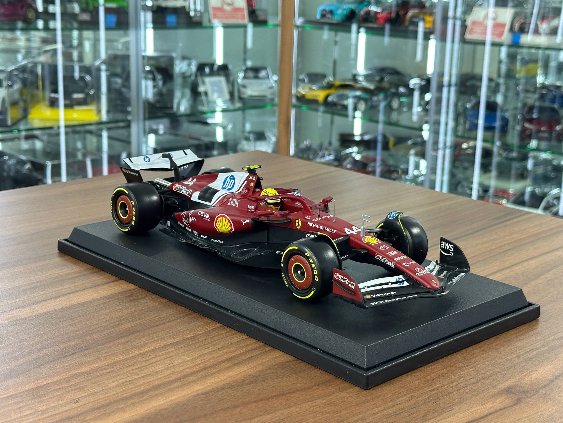 Ferrari SF‑25 – Lewis Hamilton #44 – Matt Red – 1:18 Metal Diecast Model – Bburago