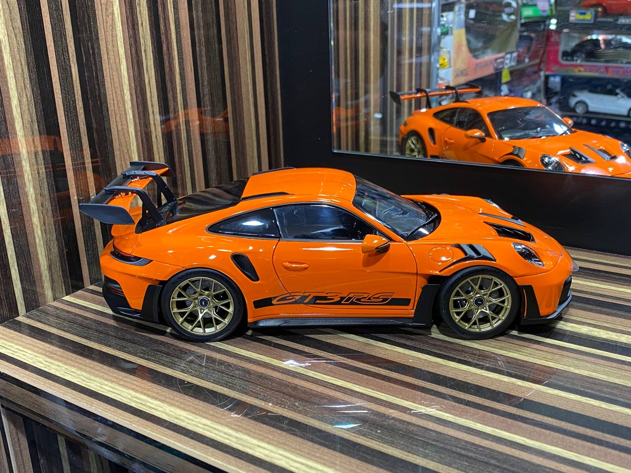 Modellauto Porsche 911 GT3 Touring Package 2021 grün metallic 1:18