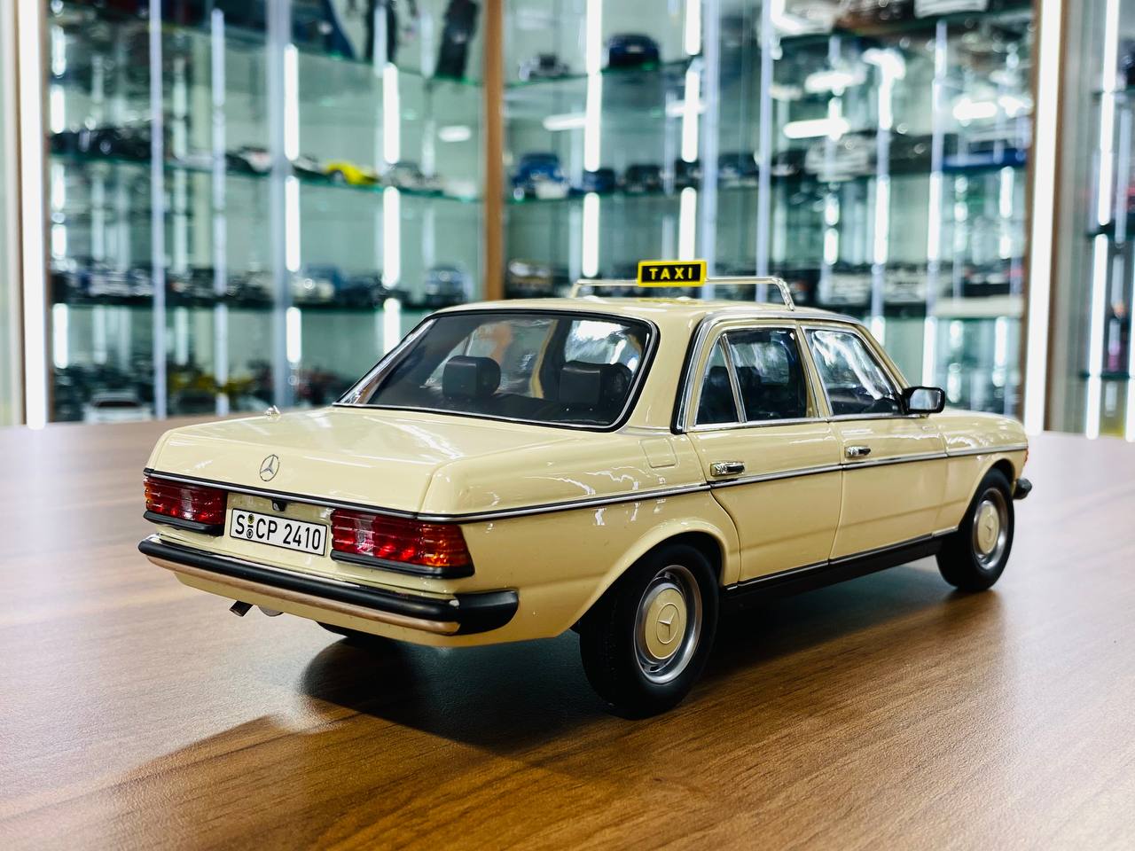 1/18 Metal Diecast Norev Dealer Edition Mercedes-Benz 200 E (W123) 1980 Taxi - Ivory, Limited Edition