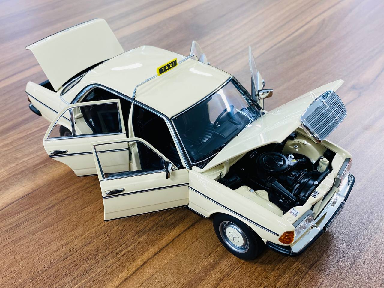 1/18 Metal Diecast Norev Dealer Edition Mercedes-Benz 200 E (W123) 1980 Taxi - Ivory, Limited Edition