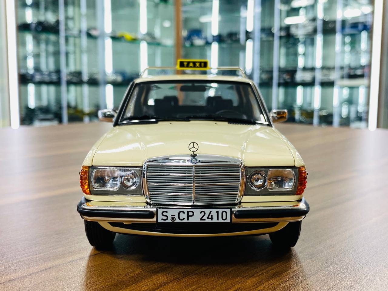 1/18 Metal Diecast Norev Dealer Edition Mercedes-Benz 200 E (W123) 1980 Taxi - Ivory, Limited Edition