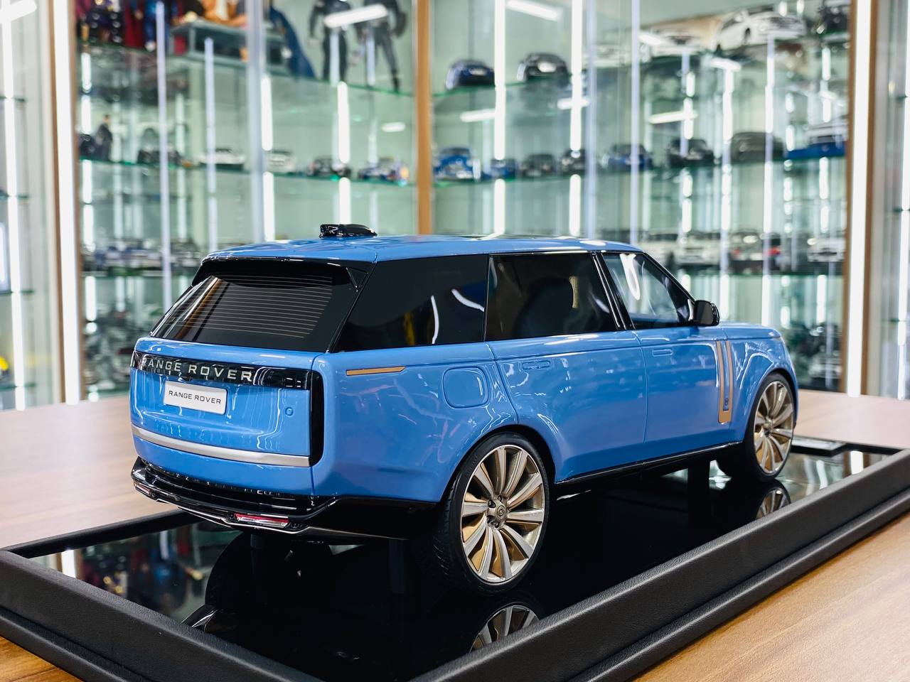 MotorHelix Range Rover Autobiography 2022 – 1/18 Resin Model, Light Blue, Limited 69