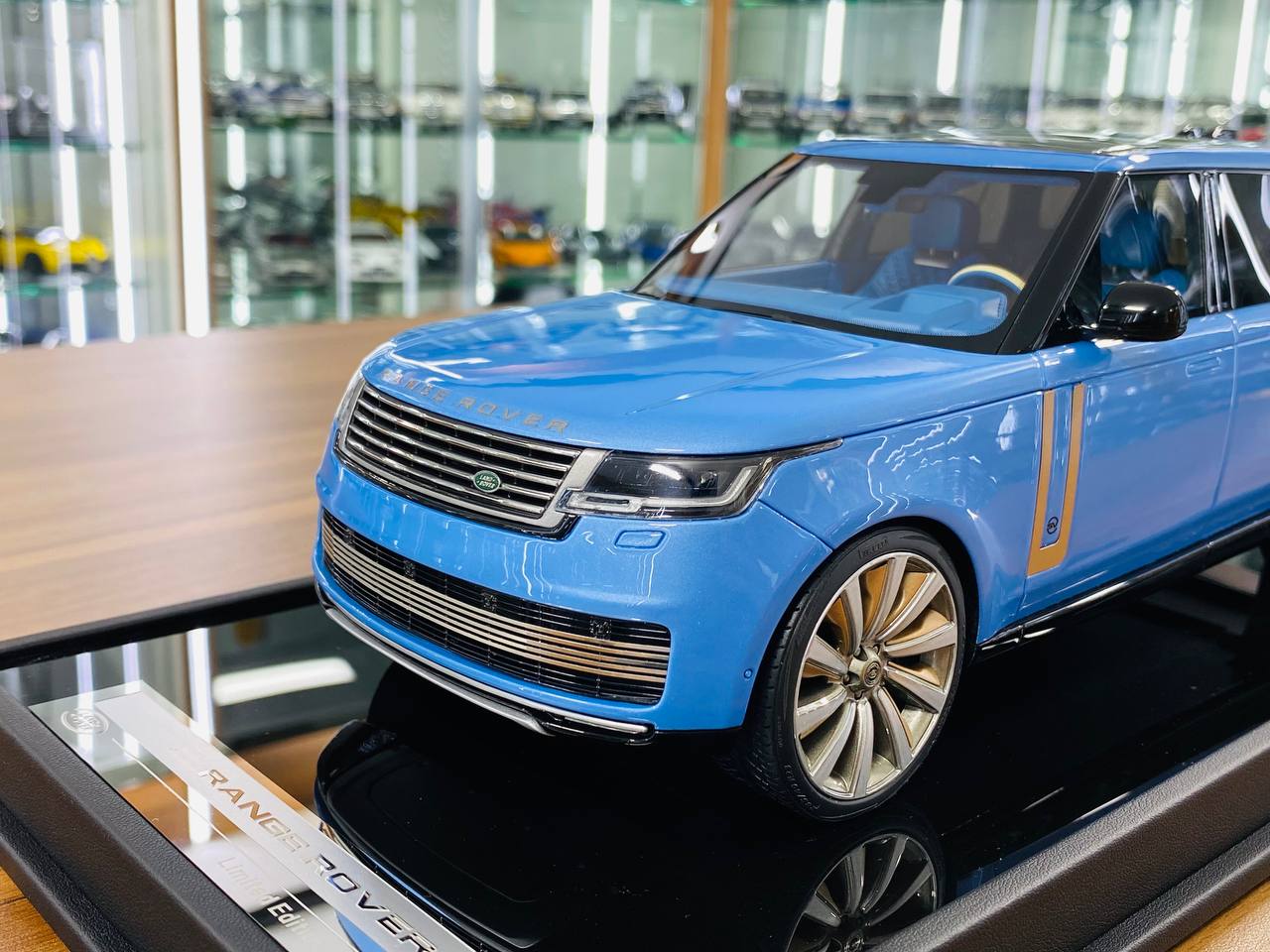 MotorHelix Range Rover Autobiography 2022 – 1/18 Resin Model, Light Blue, Limited 73