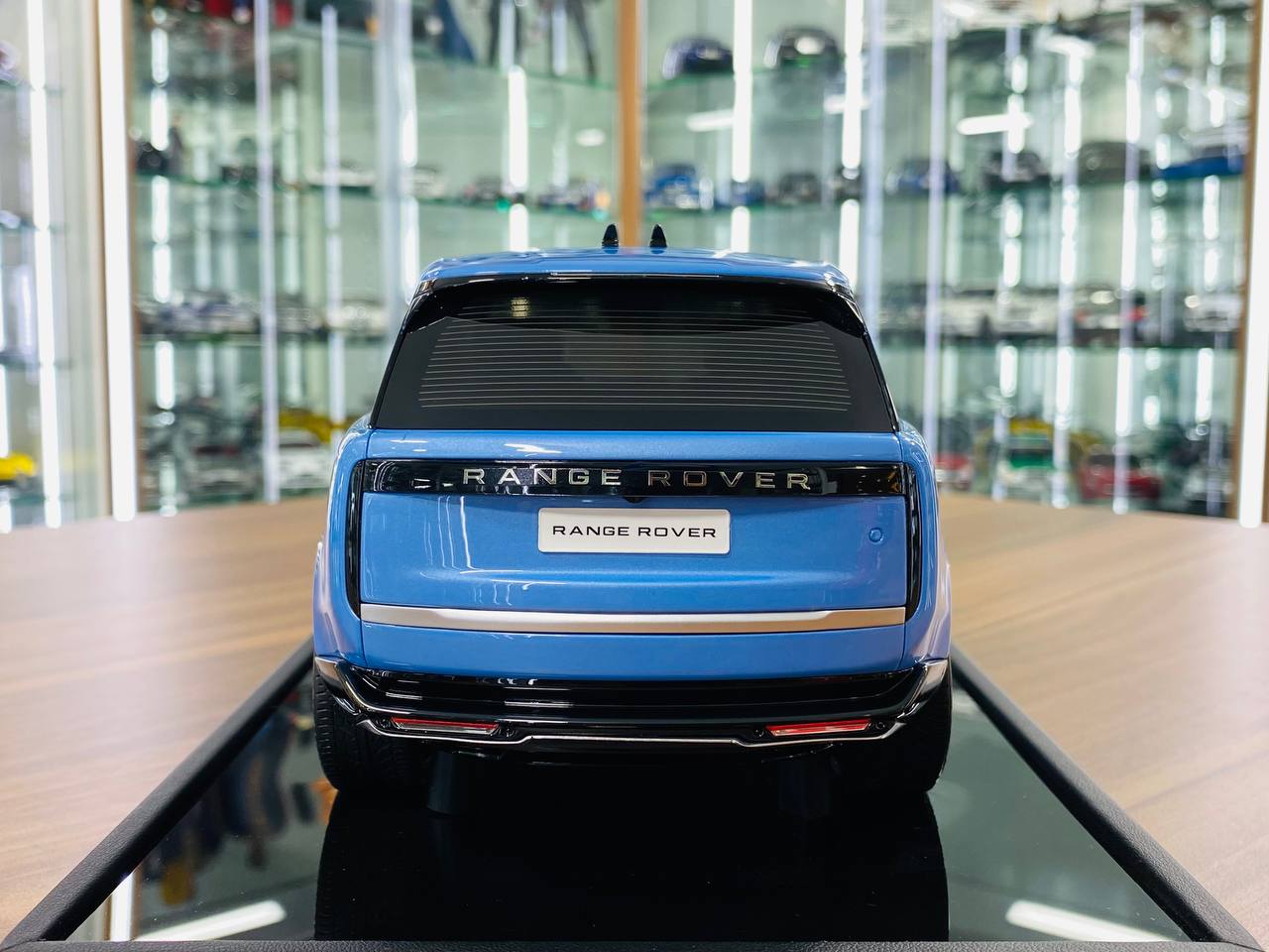 MotorHelix Range Rover Autobiography 2022 – 1/18 Resin Model, Light Blue, Limited 71