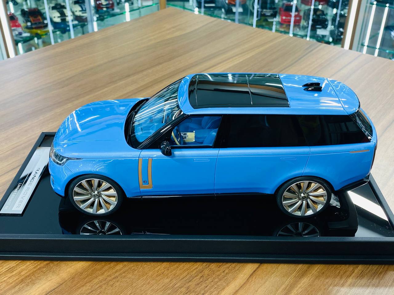 MotorHelix Range Rover Autobiography 2022 – 1/18 Resin Model, Light Blue, Limited 70