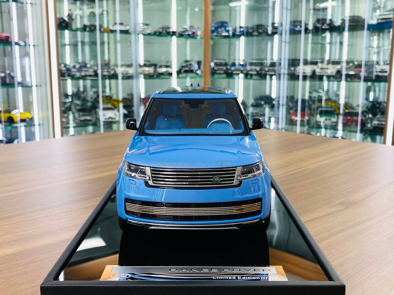 MotorHelix Range Rover Autobiography 2022 – 1/18 Resin Model, Light Blue, Limited 67