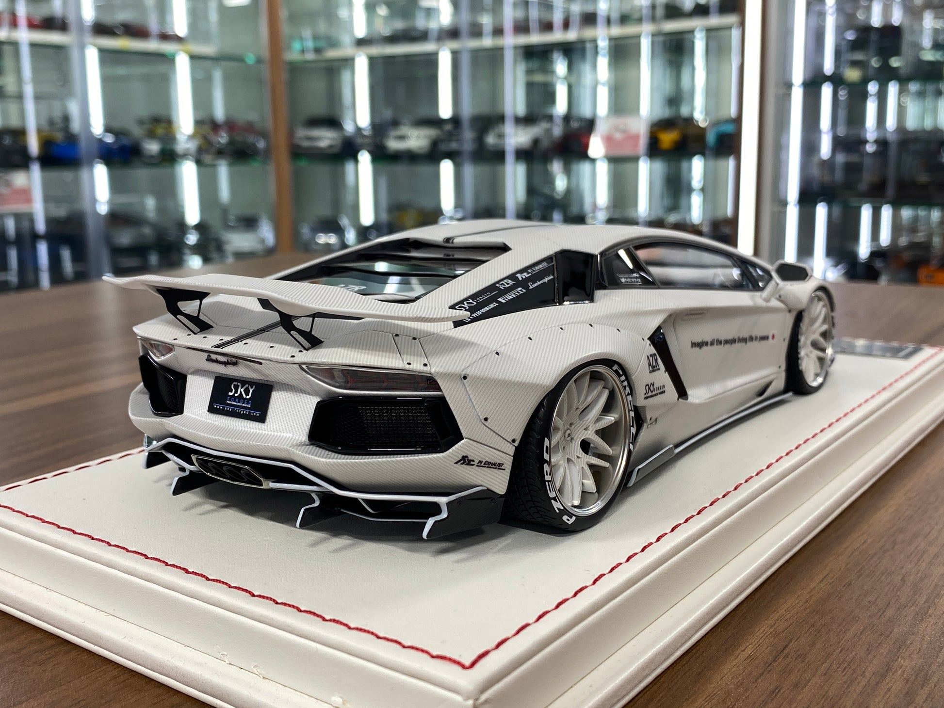 1/18 Resin Davis & Giovanni Lamborghini AVENTADOR LB Performance with White Carbon Fiber, black stripe Limited Edition - 10 pcs