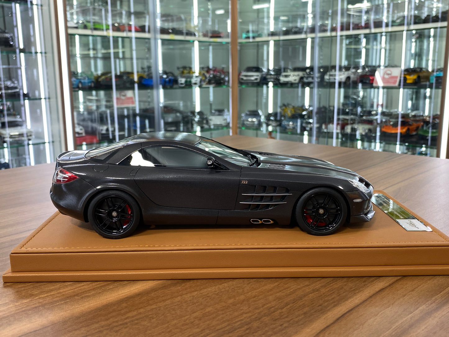 1/18 Resin IVY Models - Mercedes-Benz SLR McLaren 722 in Striking Full Carbon