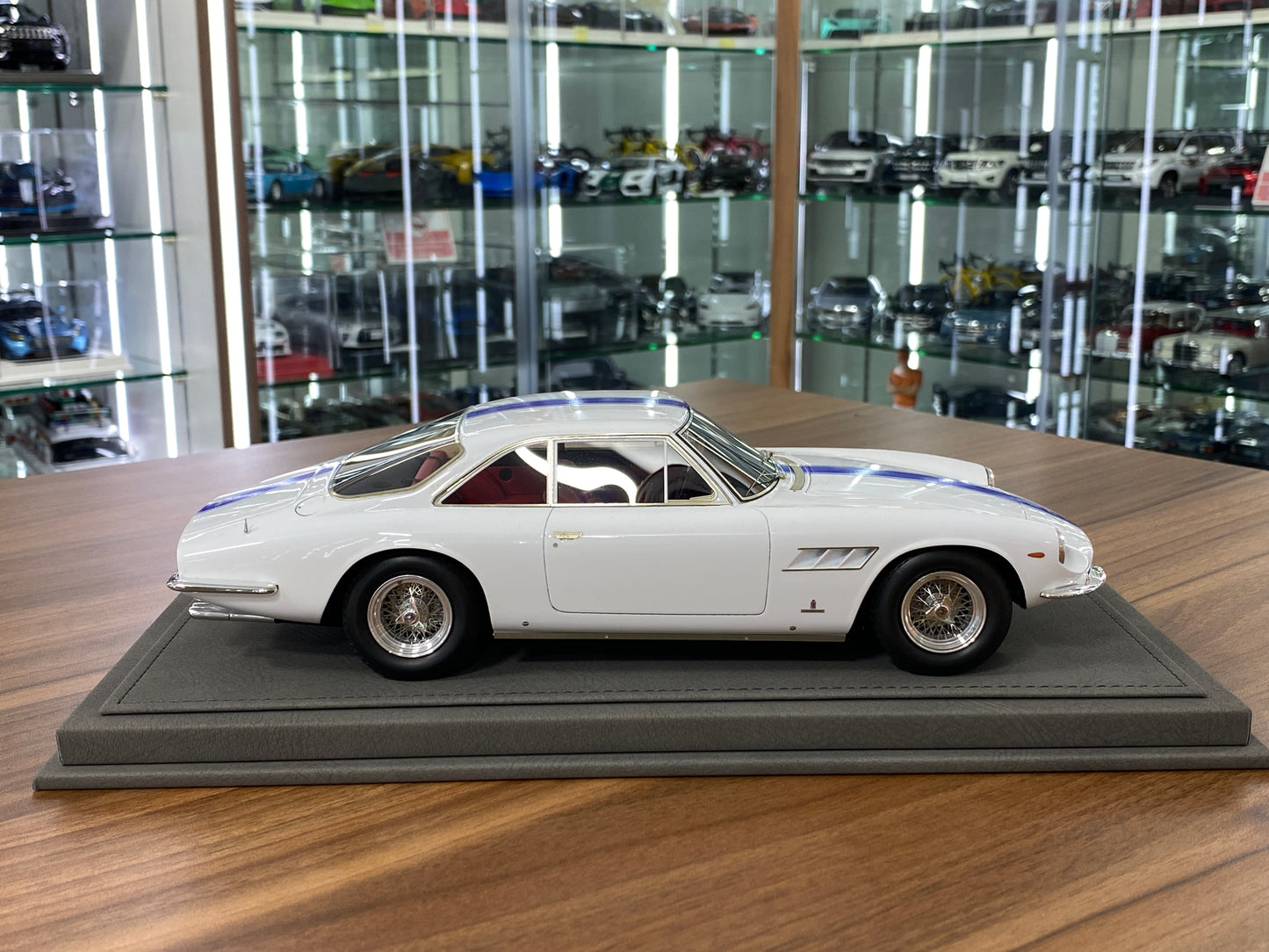 1/18 Ferrari 500 Superfast Series II S/N6307 SF 1965 – White , Blue Stripes | BBR Models Resin | Limited to 72 Pieces