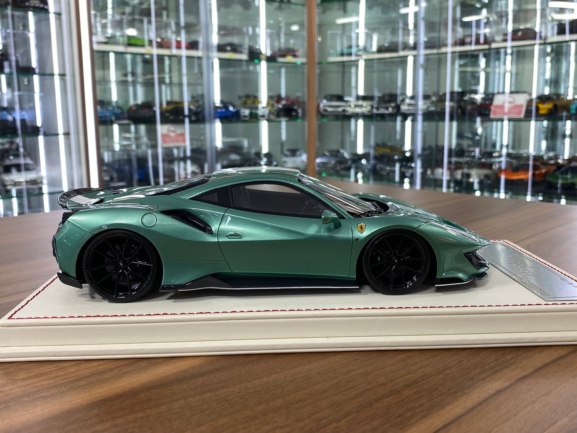 1/18 Resin Ferrari 488 Pista Metallic green, white stripe – Davis & Giovanni | Limited 20 pcs