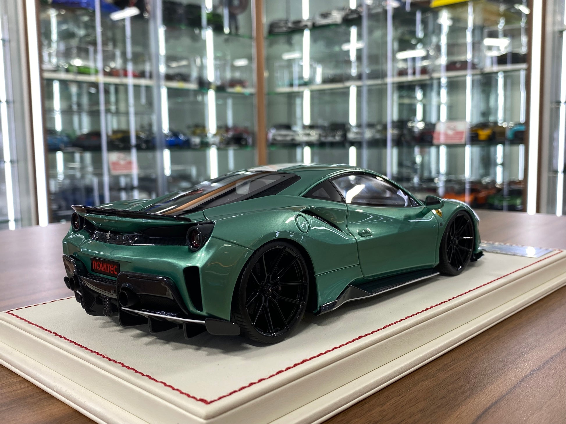 1/18 Resin Ferrari 488 Pista Metallic green, white stripe – Davis & Giovanni | Limited 20 pcs