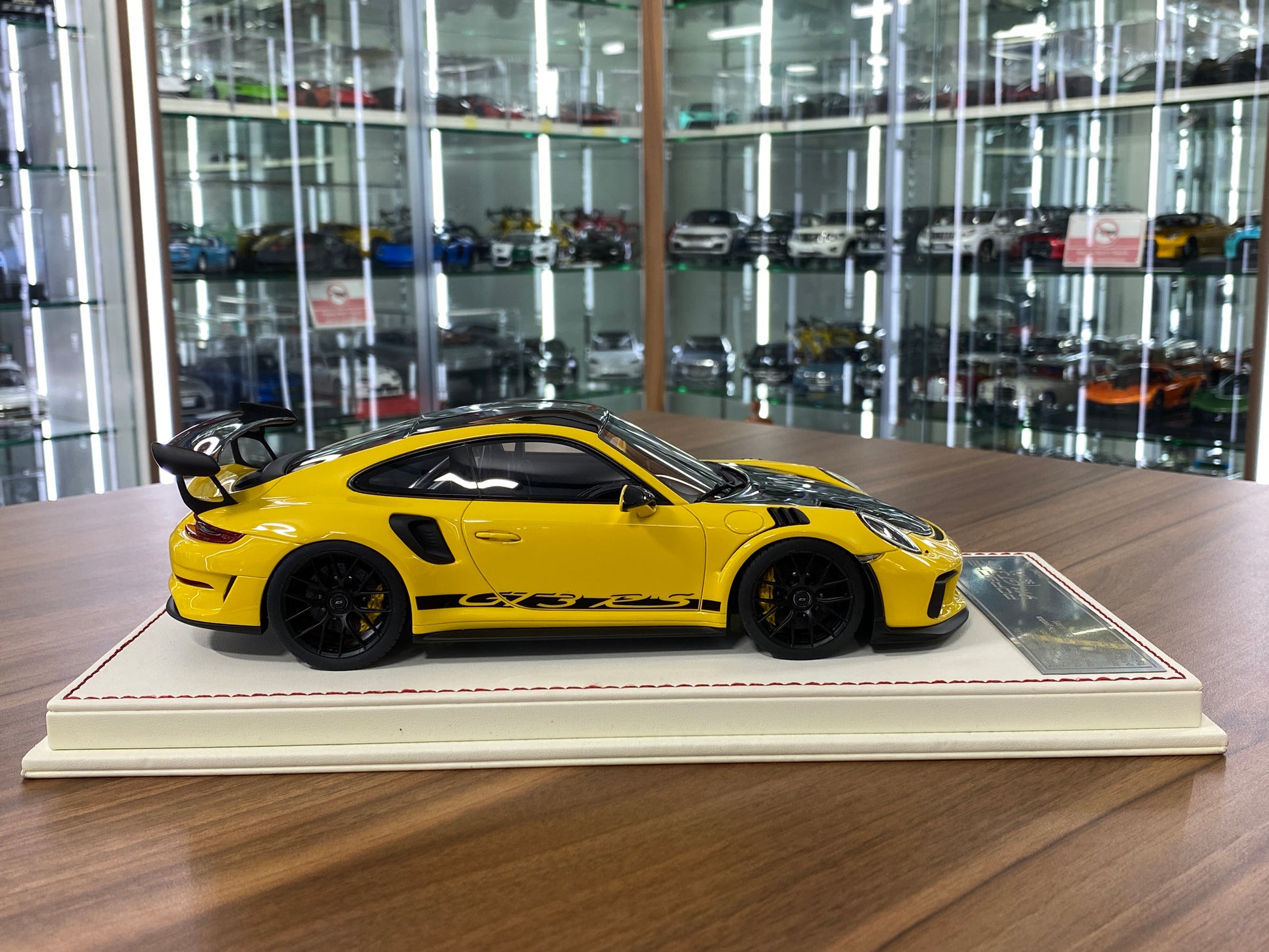1/18 Resin Model  – Davis & Giovanni PPorsche 911 GT3 RS (991.2) Yellow Limited 20 pcs