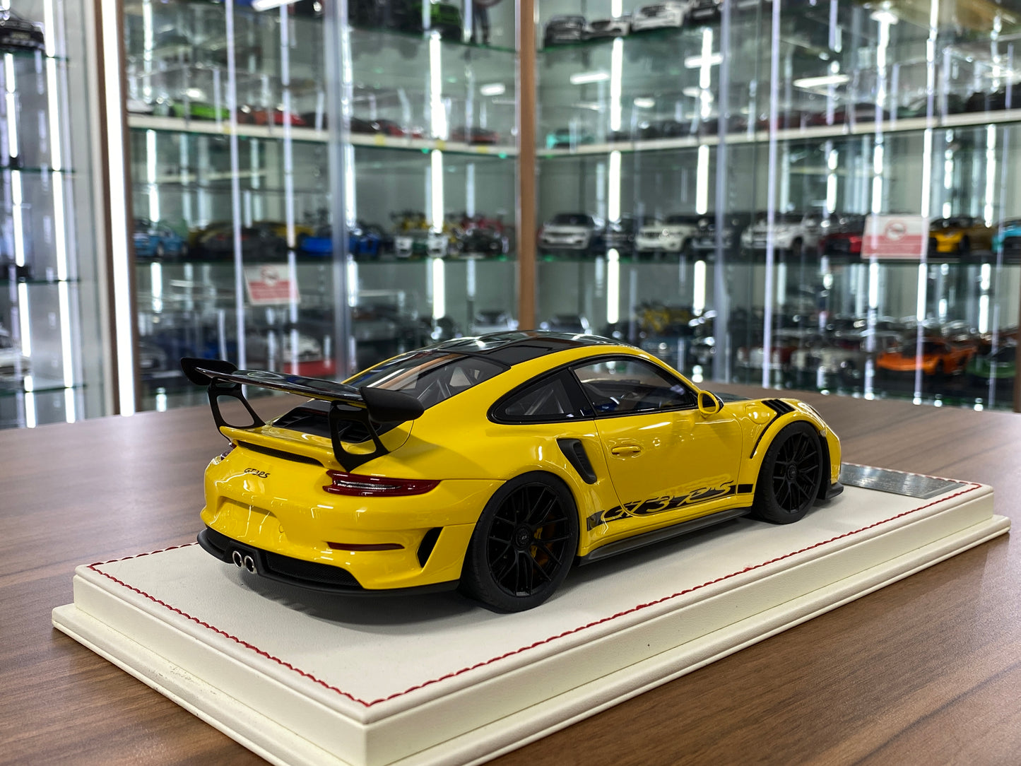 1/18 Resin Model  – Davis & Giovanni PPorsche 911 GT3 RS (991.2) Yellow Limited 20 pcs