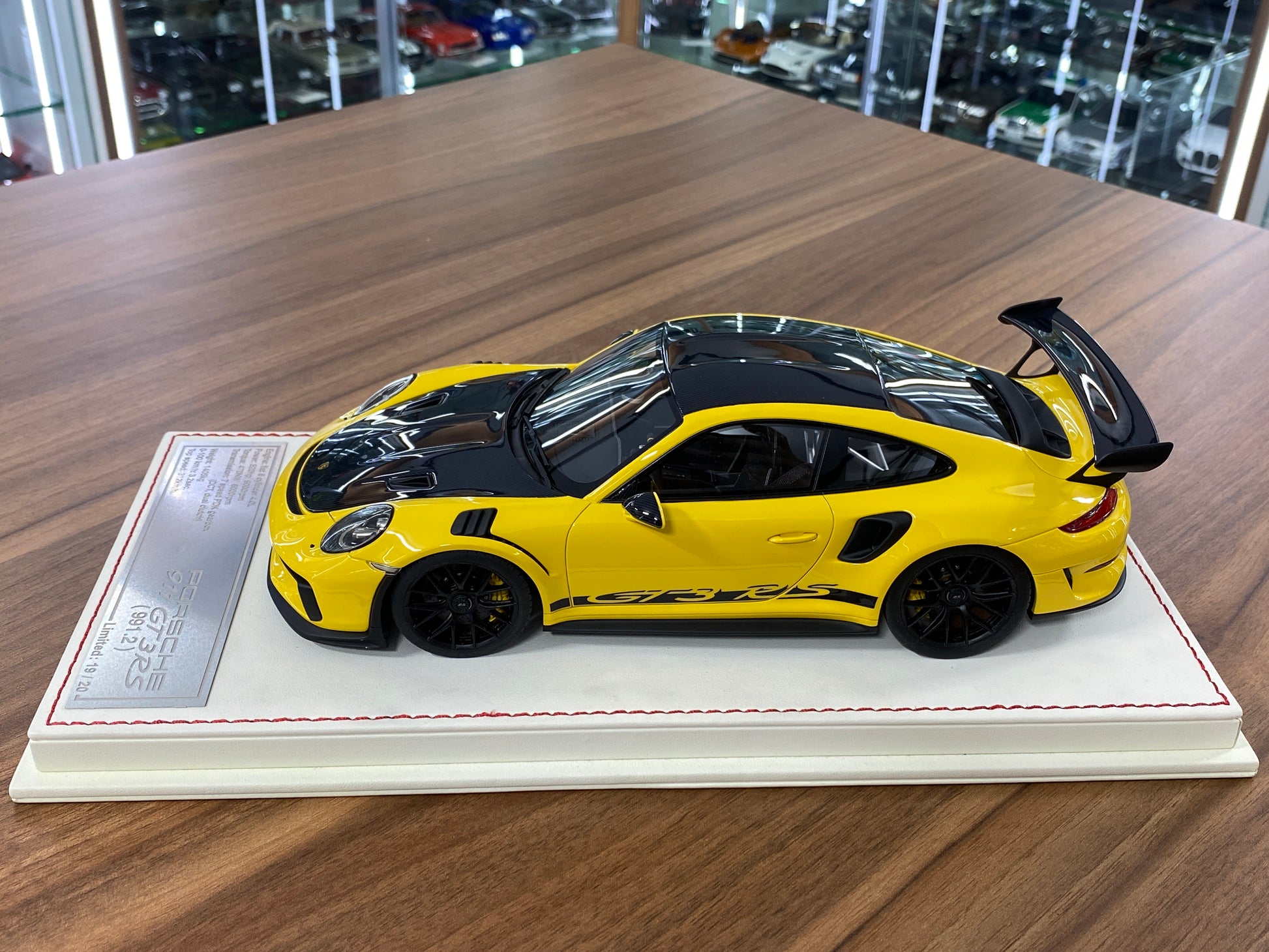 1/18 Resin Model  – Davis & Giovanni PPorsche 911 GT3 RS (991.2) Yellow Limited 20 pcs