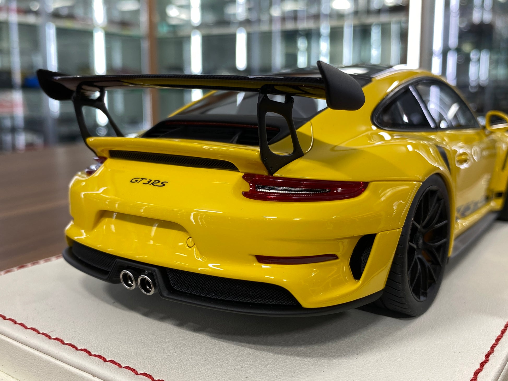 1/18 Resin Model  – Davis & Giovanni PPorsche 911 GT3 RS (991.2) Yellow Limited 20 pcs