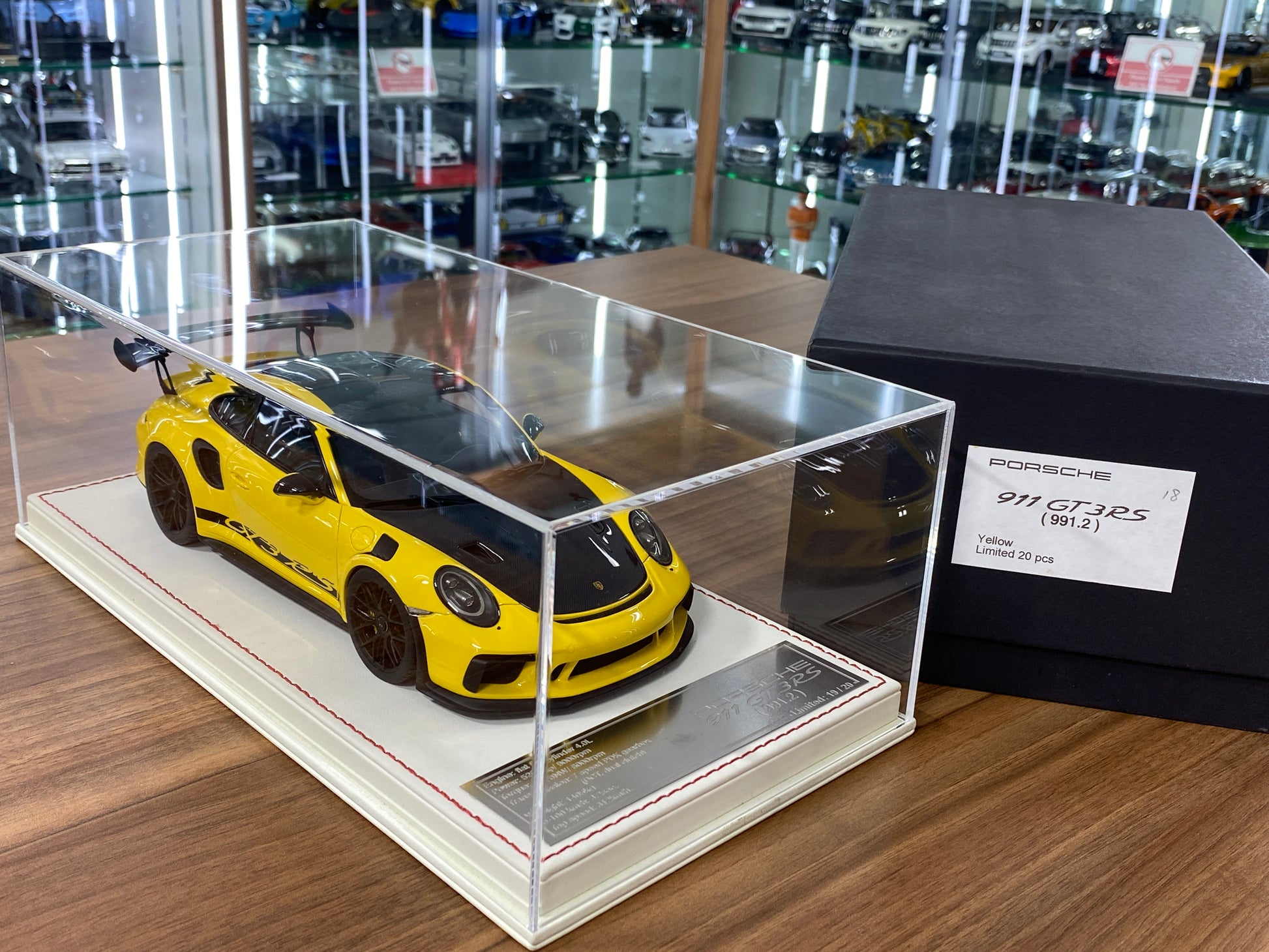 1/18 Resin Model  – Davis & Giovanni PPorsche 911 GT3 RS (991.2) Yellow Limited 20 pcs