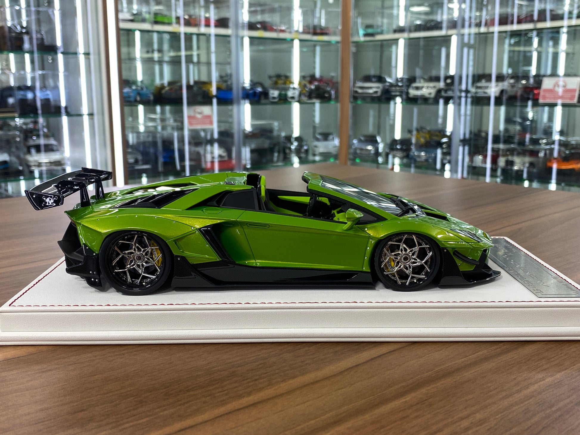 1/18 Resin Davis & Giovanni Lamborghini AVENTADOR LP 720-4 Roadster LB Performance with Verde Dorado Limited Edition - 8 pcs