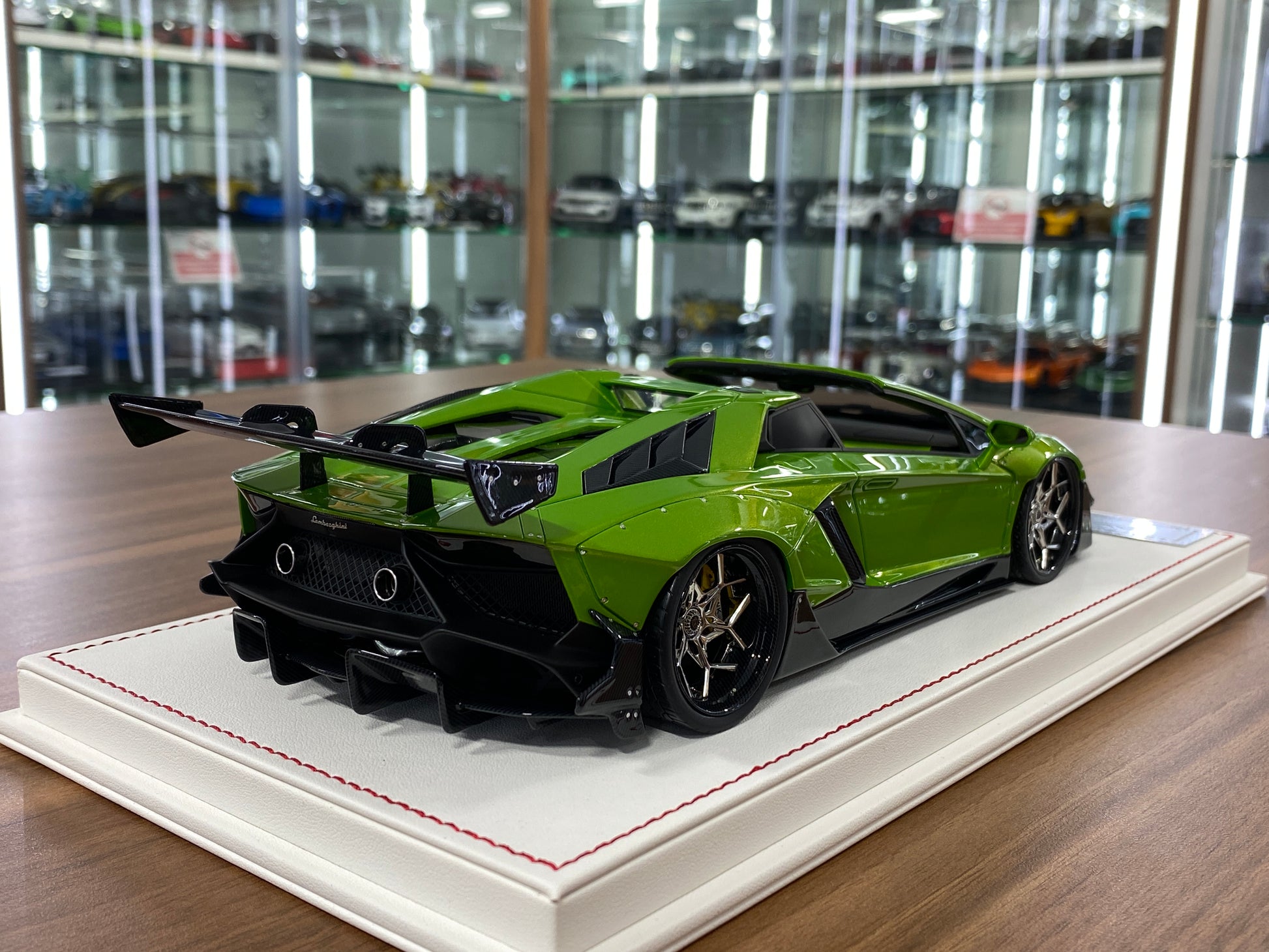 1/18 Resin Davis & Giovanni Lamborghini AVENTADOR LP 720-4 Roadster LB Performance with Verde Dorado Limited Edition - 8 pcs