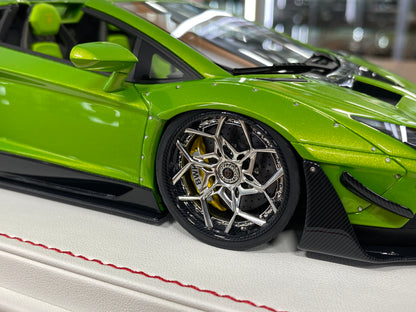 1/18 Resin Davis & Giovanni Lamborghini AVENTADOR LP 720-4 Roadster LB Performance with Verde Dorado Limited Edition - 8 pcs