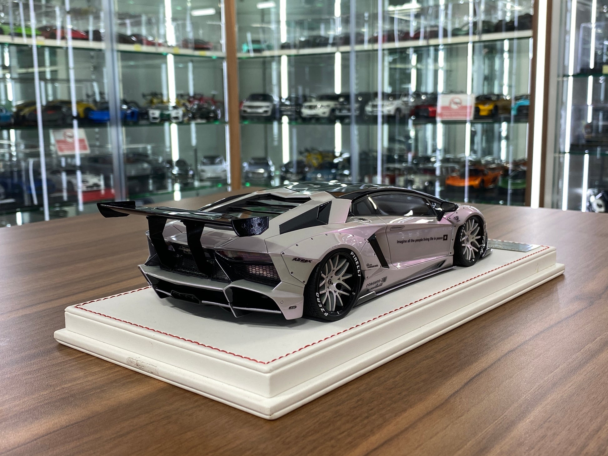 1/18 Resin Davis & Giovanni Lamborghini AVENTADOR LP 720-4 LB Performance with Pearl Silver Limited Edition - 10 pcs