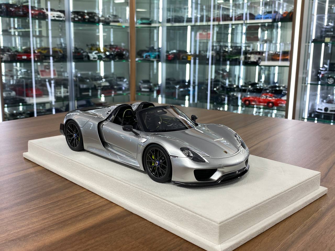 Make Up Porsche 918 Spyder Weissach Package 1:18 resin model in GT Silver – limited edition for Dubai collectors