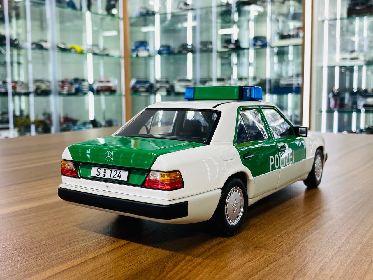 Mercedes 230E/ W124 1983 - Revell Metal 1/18 Mercedes 230E/ W124 1983 - Revell Metal 1/18