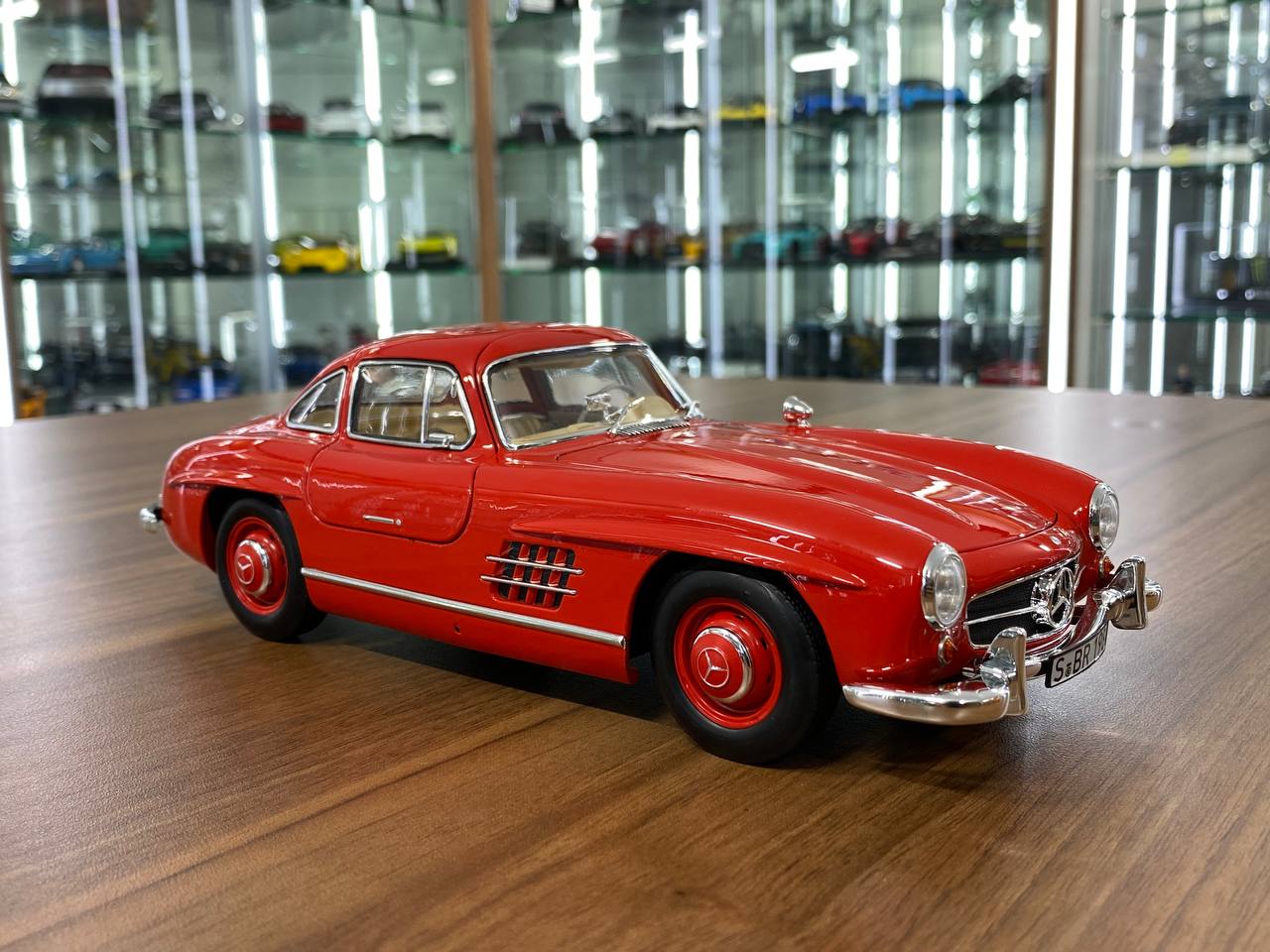 1/18 metal diecast Norev Dealer Edition  Mercedes-Benz 300 SL 1954-1957  Fire Engine Red
