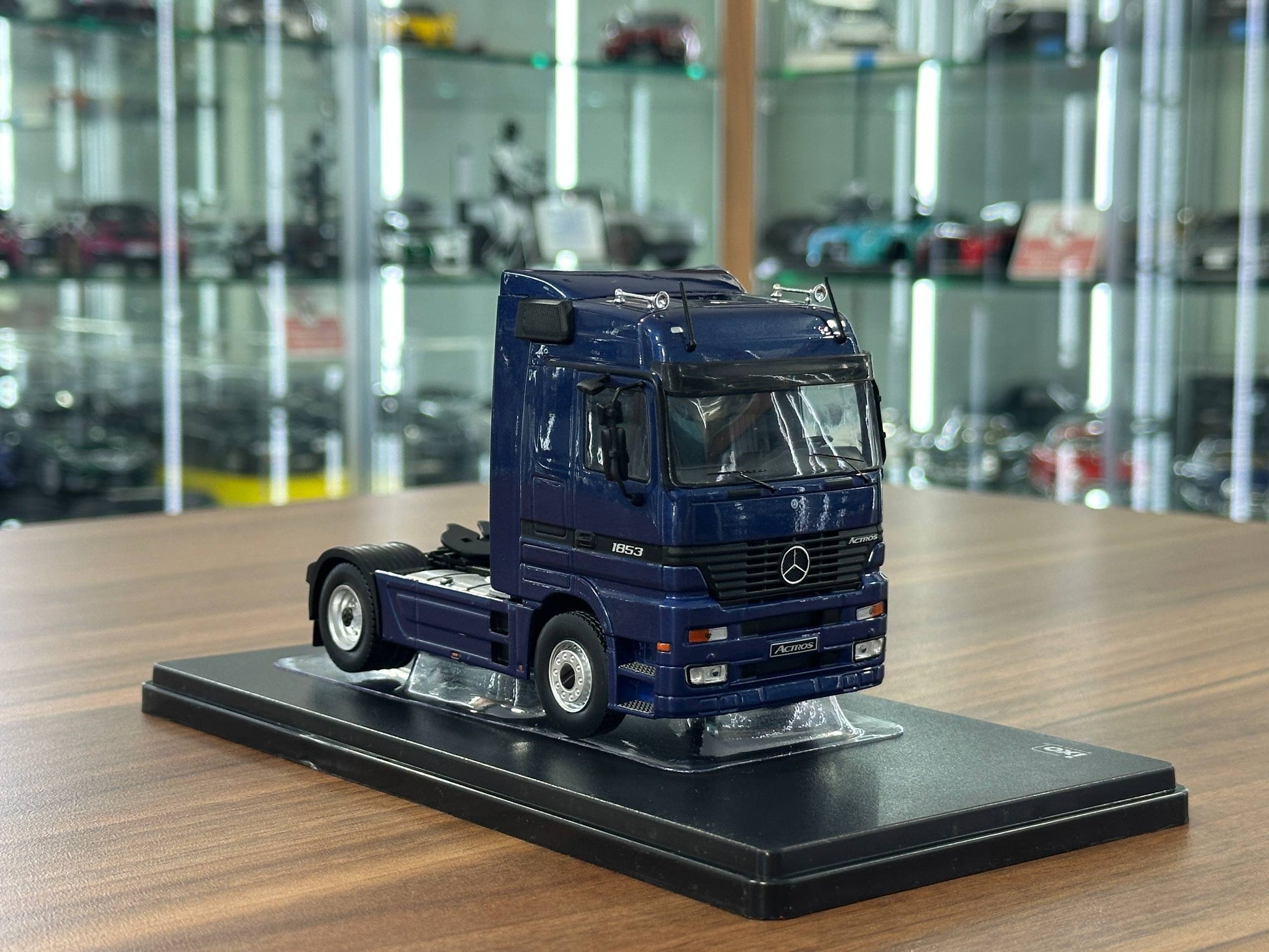 Mercedes‑Benz Actros MP1 1995 – Dark Blue – 1:43 Diecast Model – ixo Models