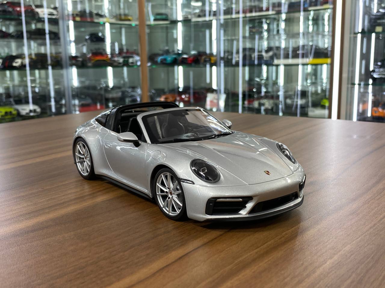 Minichamps Porsche 911 Targa 4 GTS 1:18 diecast model in GT Silver – static collectible for Dubai collectors