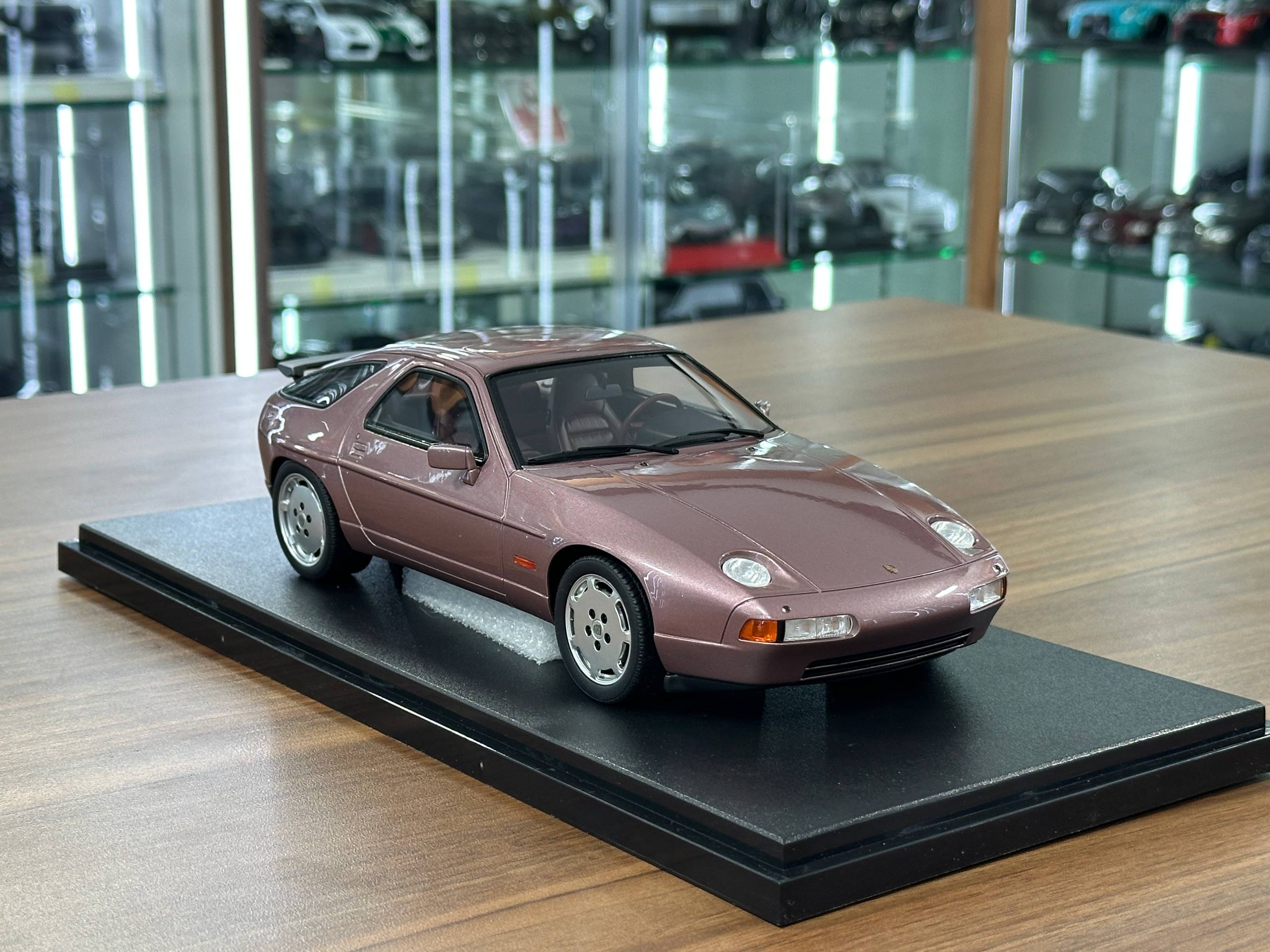 1/18 Resin Porsche 928 S4 (1980) – GT Spirit (Cassis Red Metallic