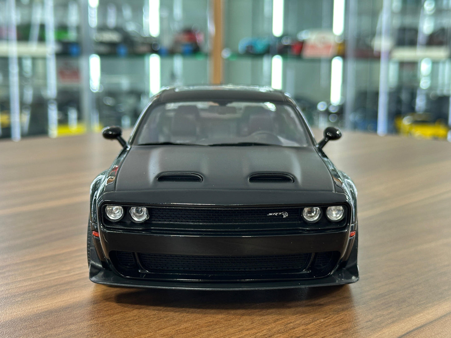 1/18 Diecast Dodge Challenger SRT Hellcat Black Solido Model Car