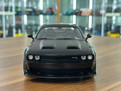 1/18 Diecast Dodge Challenger SRT Hellcat Black Solido Model Car